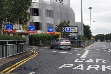 Nhân viên sân bay tranh thủ "cầm nhầm" nhiều đồ có giá trị của du khách