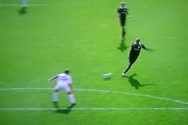 Ngỡ ngàng trước đường chuyền tinh tế của Thiery Henry