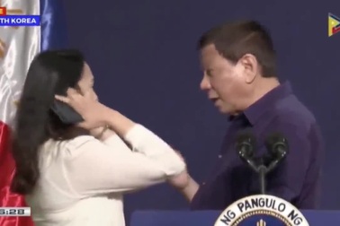 Nụ hôn gây tranh cãi của Tổng thống Philippines khi tới Hàn Quốc