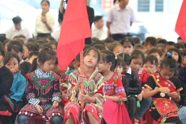 Niềm vui ngày khai giảng vùng biên viễn từ tấm lòng bạn đọc báo Dân trí