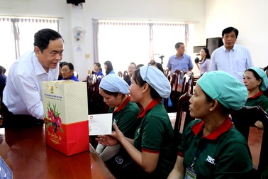 Ông Trần Thanh Mẫn trao quà tết cho công nhân lao động khó khăn