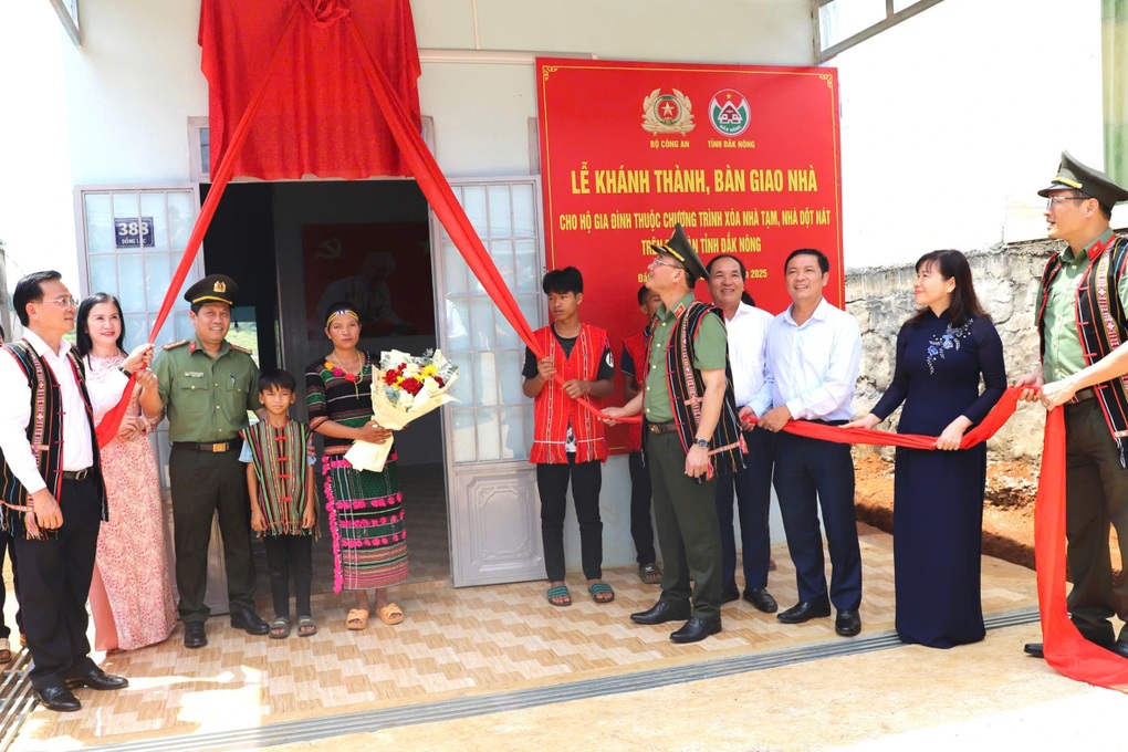 Bộ Công an trao 30 tỷ đồng xây 500 căn nhà tại Đắk Nông - 2 Bộ Công an trao 30 tỷ đồng xây 500 căn nhà tại Đắk Nông - 2