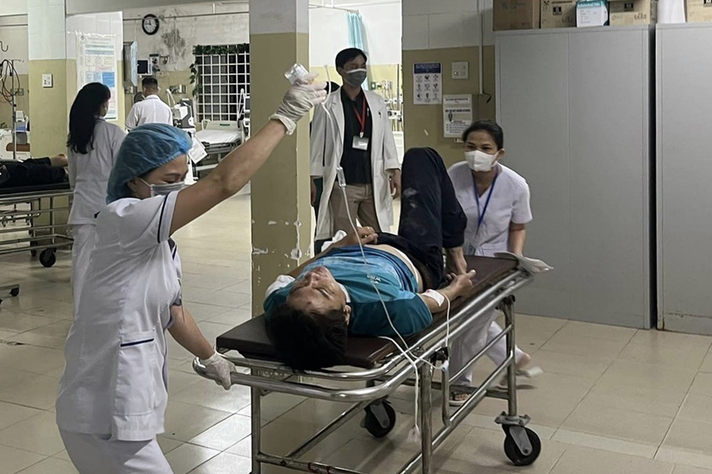 Hai xe khách tông nhau, 2 người chết, 9 người bị thương - 2 Hai xe khách tông nhau, 2 người chết, 9 người bị thương - 2