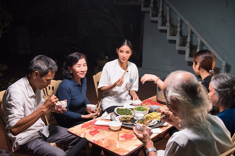 Hoàng Thùy về thăm quê nhà trước khi lên đường dự thi hoa hậu hoàn vũ - 21 Hoàng Thùy về thăm quê nhà trước khi lên đường dự thi hoa hậu hoàn vũ - 21