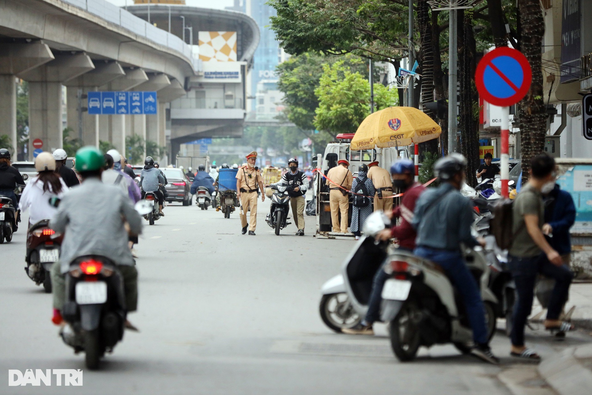 Người vi phạm dắt xe máy ngược chiều đường Nguyễn Trãi khi thấy CSGT - 1 Người vi phạm dắt xe máy ngược chiều đường Nguyễn Trãi khi thấy CSGT - 1
