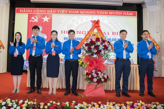 Đoàn TN Than Quảng Ninh tặng hoa chúc mừng hội nghị Đoàn TN Tập đoàn than TKV