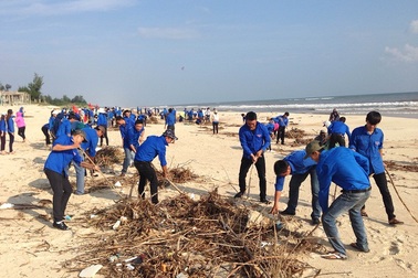 Quảng Bình: Đoàn thanh niên ra quân cứu bãi biển thoát cảnh ngập rác