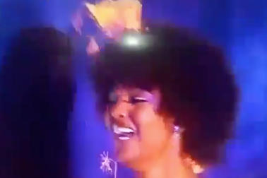 Hoa hậu Châu Phi...  cháy tóc khi nhận vương miện