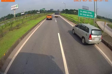 Xe Innova đi lùi trên đường cao tốc Hà Nội - Thái Nguyên gây phẫn nộ