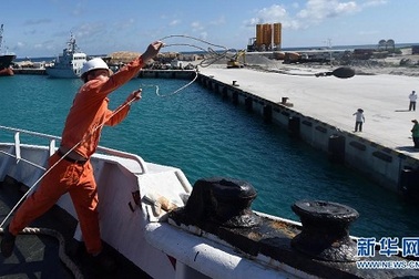 Trung Quốc kiểm tra và sửa chữa phao nổi phi pháp tại Hoàng Sa