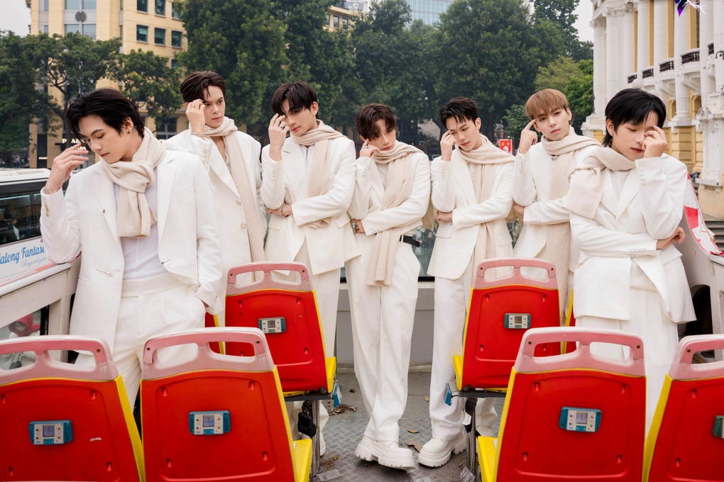 Dàn Tân binh toàn năng giao lưu với khán giả Hà Nội, được fan vây kín - 1