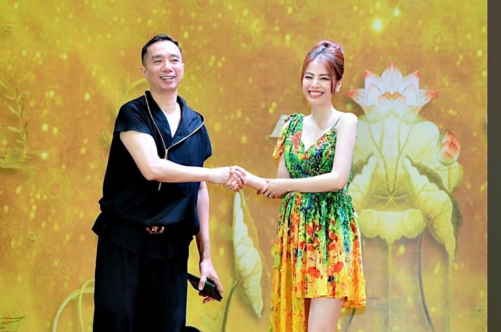 NTK Thoa Trần bùng nổ với Fashion show Bông hồng vàng - 2 NTK Thoa Trần bùng nổ với Fashion show Bông hồng vàng - 2
