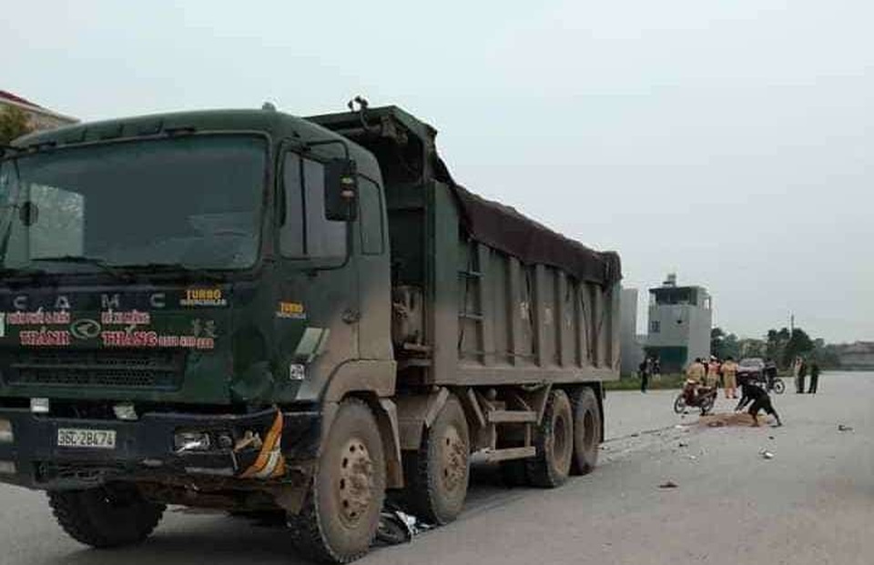 Xe máy kẹp 3 va chạm xe tải, 2 thiếu nữ 16 tuổi tử vong - 1 Xe máy kẹp 3 va chạm xe tải, 2 thiếu nữ 16 tuổi tử vong - 1