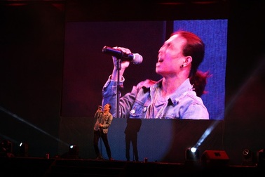 "Chàng trai giữ xe" Tích Kỳ tái xuất rực lửa trên sân khấu