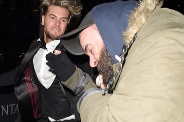 Người mẫu Chris Hughes tấn công thợ săn ảnh