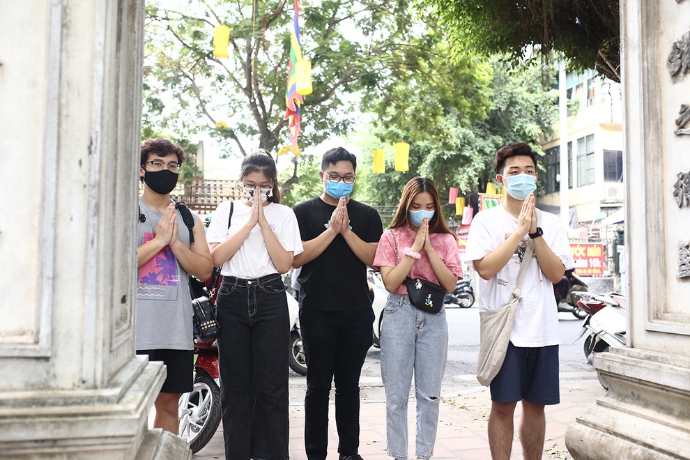Thí sinh thi tốt nghiệp đặt lễ ngoài đường, vái vọng cầu may trước Văn Miếu - 12 Thí sinh thi tốt nghiệp đặt lễ ngoài đường, vái vọng cầu may trước Văn Miếu - 12
