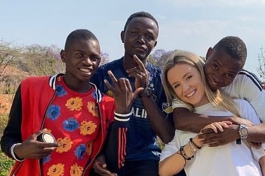 Cô gái xinh đẹp cưu mang nhiều trẻ mồ côi từ năm… 18 tuổi