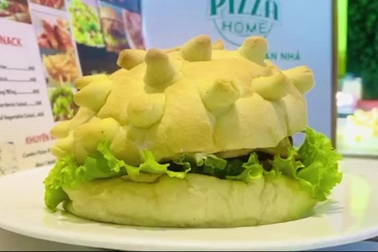 Bánh Hamburger mang hình virus corona cháy hàng