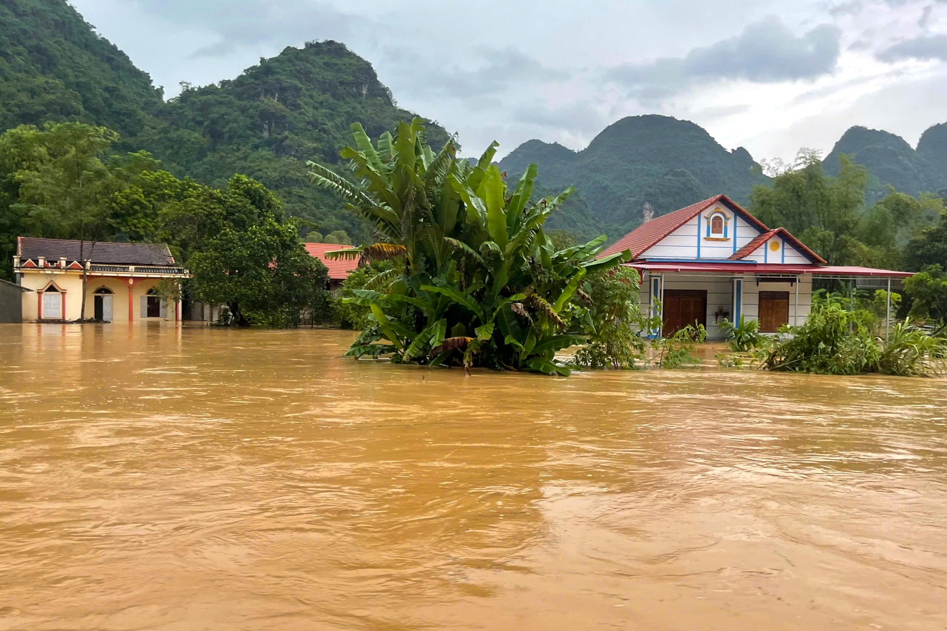 Mưa lũ cuồn cuộn đổ về, nhiều nơi ở Lạng Sơn chìm trong biển nước - 10