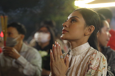 Người dân TPHCM xếp hàng dài chờ gõ chuông chùa đầu năm