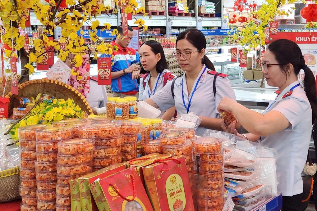 Siêu thị ở TPHCM có vấn đề trong khu sơ chế thực phẩm - 1 Siêu thị ở TPHCM có vấn đề trong khu sơ chế thực phẩm - 1