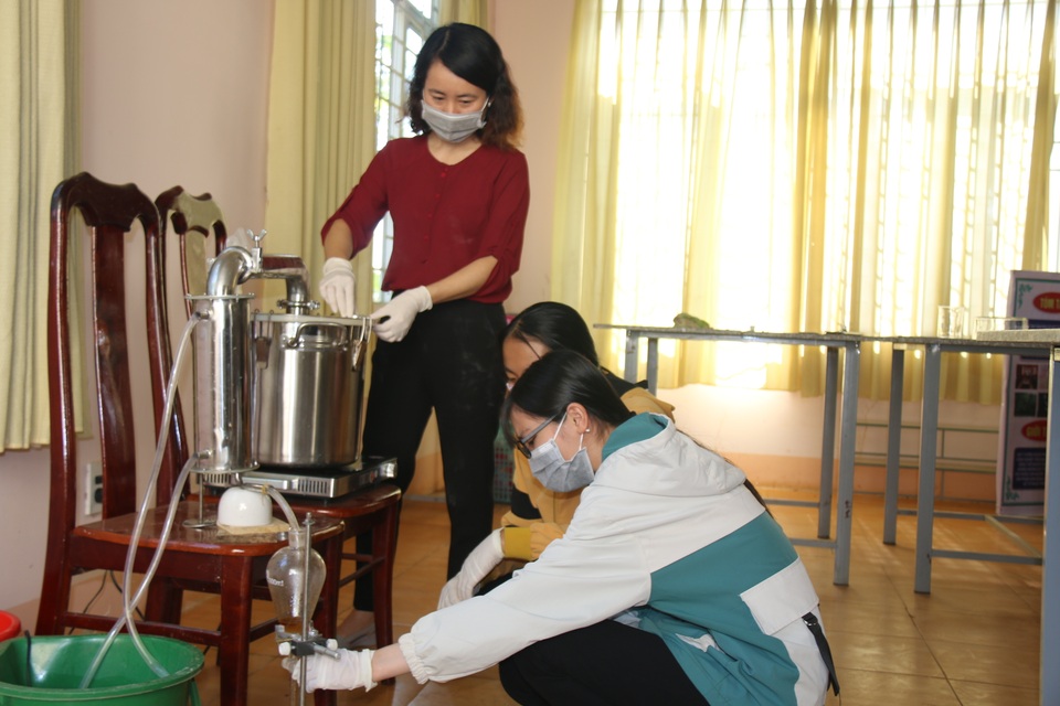 Hai nữ sinh lớp 11 chế dung dịch sát khuẩn từ loại cây mọc dại - 3 Hai nữ sinh lớp 11 chế dung dịch sát khuẩn từ loại cây mọc dại - 3