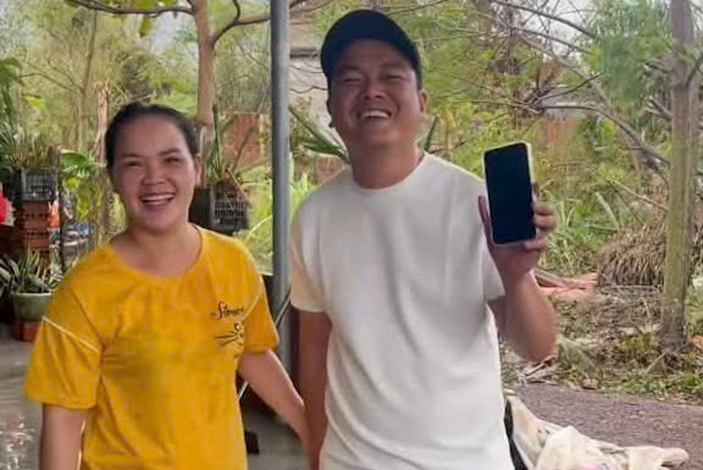 Rơi điện thoại trong lúc cứu hộ ở vùng lũ và câu chuyện bất ngờ phía sau - 1