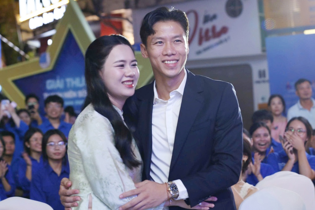 Fotballspilleren Que Ngoc Hai og kona hans ble hedret som Happy Young Family - 2 Vợ chồng cầu thủ Quế Ngọc Hải được tuyên dương Gia đình trẻ hạnh phúc - 2