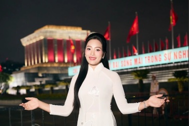 Huyền Trang gây xúc động trong đêm nhạc mừng sinh nhật Bác Hồ