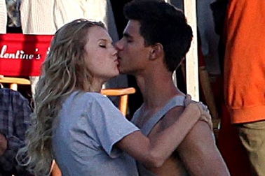 Taylor Lautner ngượng ngùng khi nói chuyện tình cảm