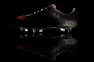 Giải mã những con số bí ẩn in trên giày mới của C.Ronaldo 