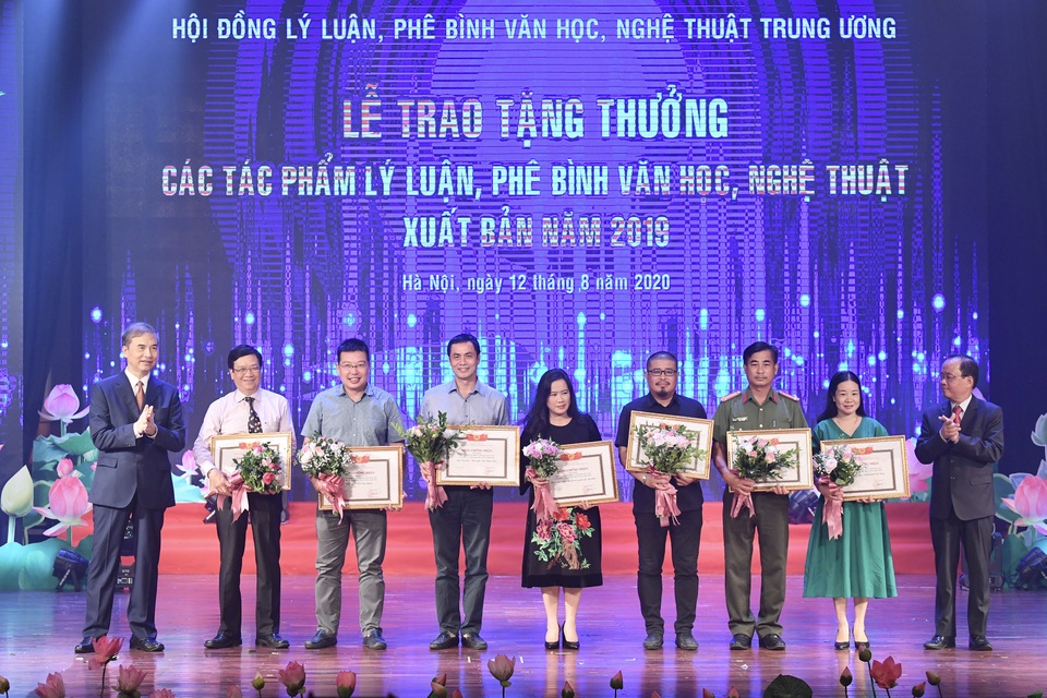 Trao tặng thưởng 15 tác phẩm lý luận, phê bình Văn học Nghệ thuật - 5 Trao tặng thưởng 15 tác phẩm lý luận, phê bình Văn học Nghệ thuật - 5