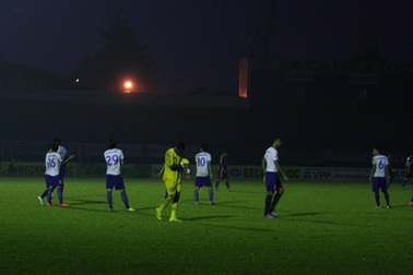 4 lần mất điện ở sân Bình Dương trong trận bán kết cúp quốc gia