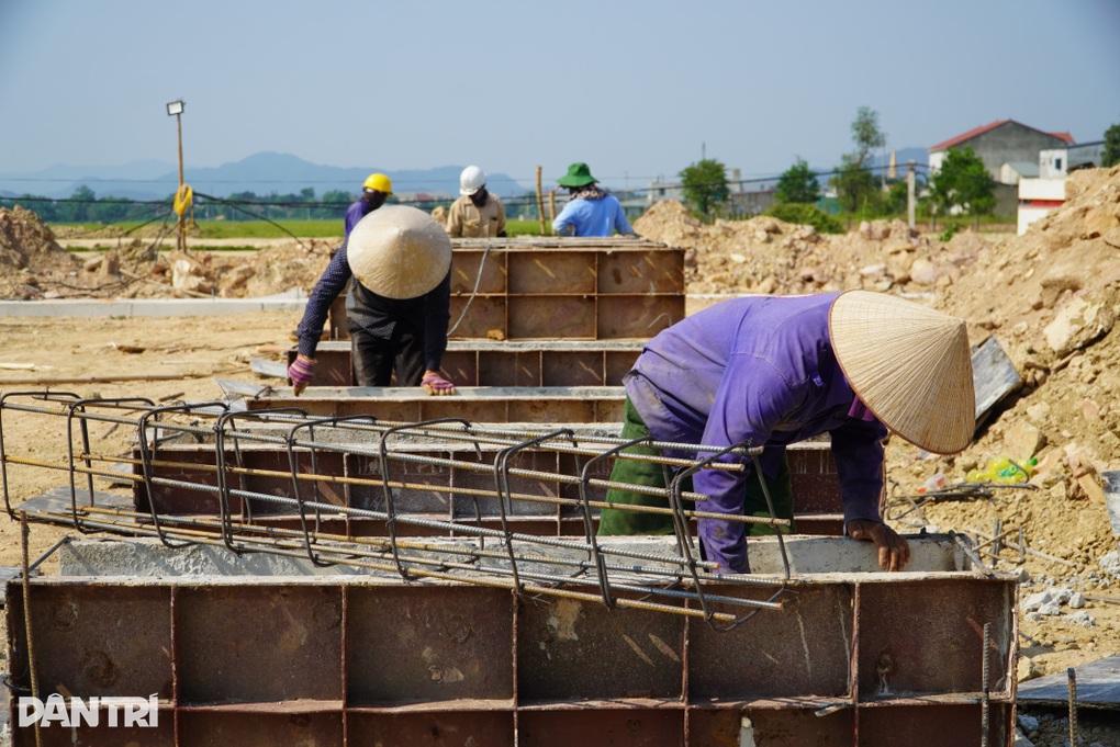 Công nhân trên công trường cao tốc Bắc - Nam giữa nắng nóng đỉnh điểm - 4 Công nhân trên công trường cao tốc Bắc - Nam giữa nắng nóng đỉnh điểm - 4