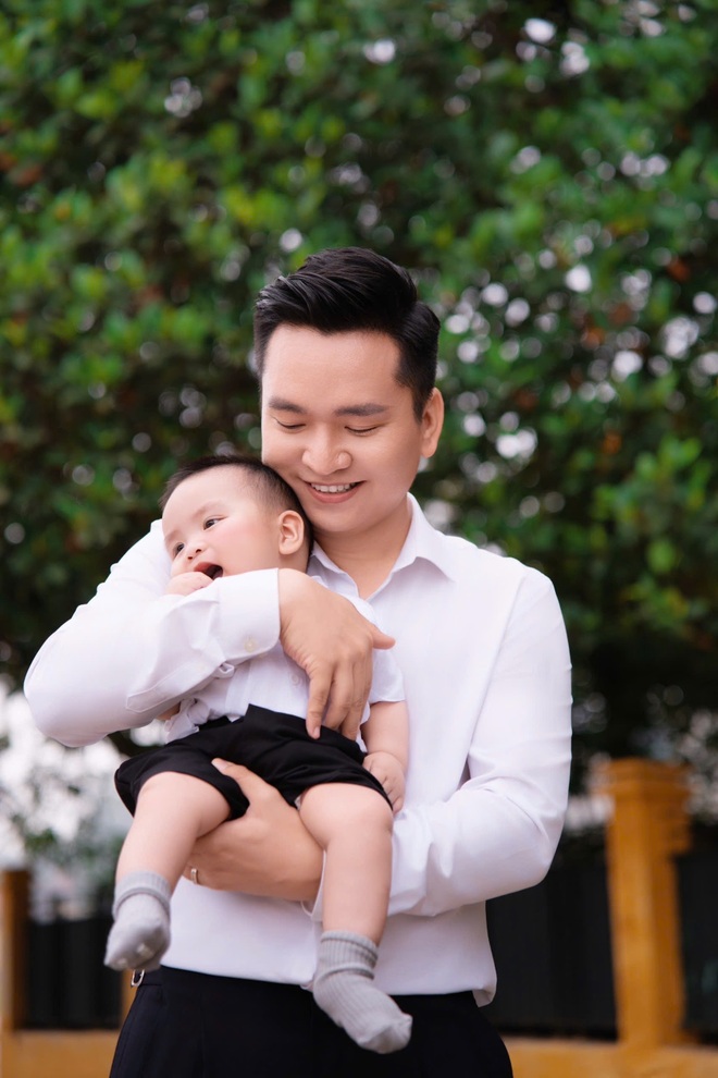 MC Hạnh Phúc và gia đình chụp ảnh kỷ niệm tại Quảng trường Ba Đình - 3 MC Hạnh Phúc và gia đình chụp ảnh kỷ niệm tại Quảng trường Ba Đình - 3