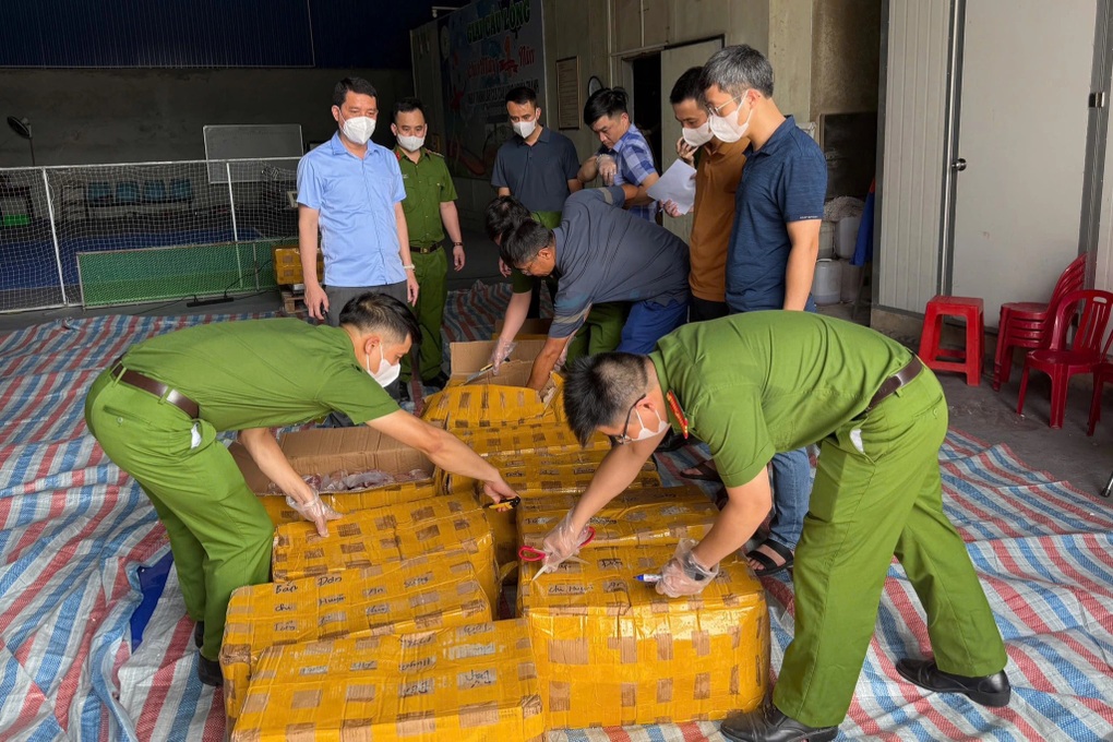 Phát hiện hàng chục tấn nội tạng bốc mùi trong xe đông lạnh - 2 Phát hiện hàng chục tấn nội tạng bốc mùi trong xe đông lạnh - 2