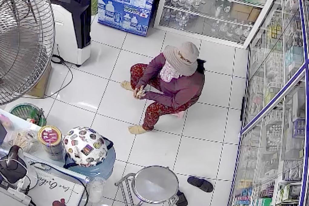 Công an làm việc với người phụ nữ nghi lừa nhiều tiệm thuốc ở TPHCM - 1 Công an làm việc với người phụ nữ nghi lừa nhiều tiệm thuốc ở TPHCM - 1