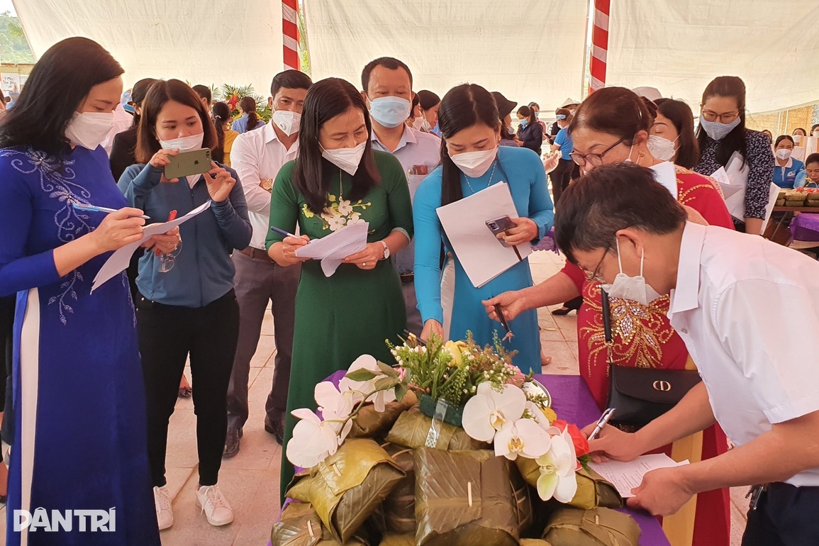 Gói hàng nghìn bánh chưng dâng Quốc Tổ Hùng Vương - 3 Gói hàng nghìn bánh chưng dâng Quốc Tổ Hùng Vương - 3
