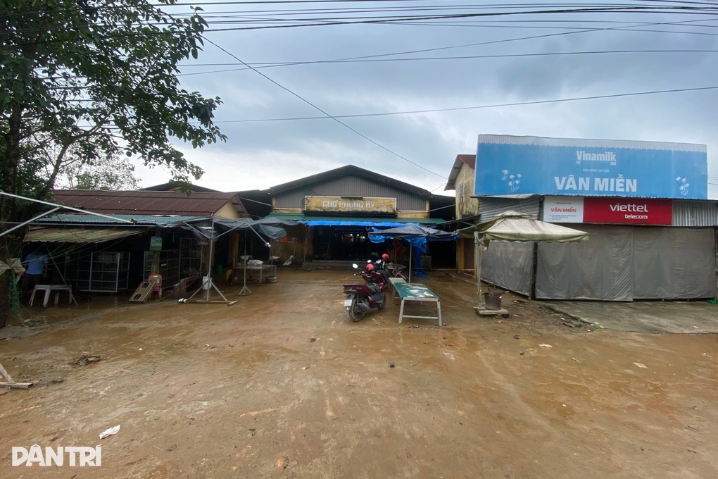 Chợ ngập đến mái trong đêm, nhiều tiểu thương chịu thiệt hại nặng - 1