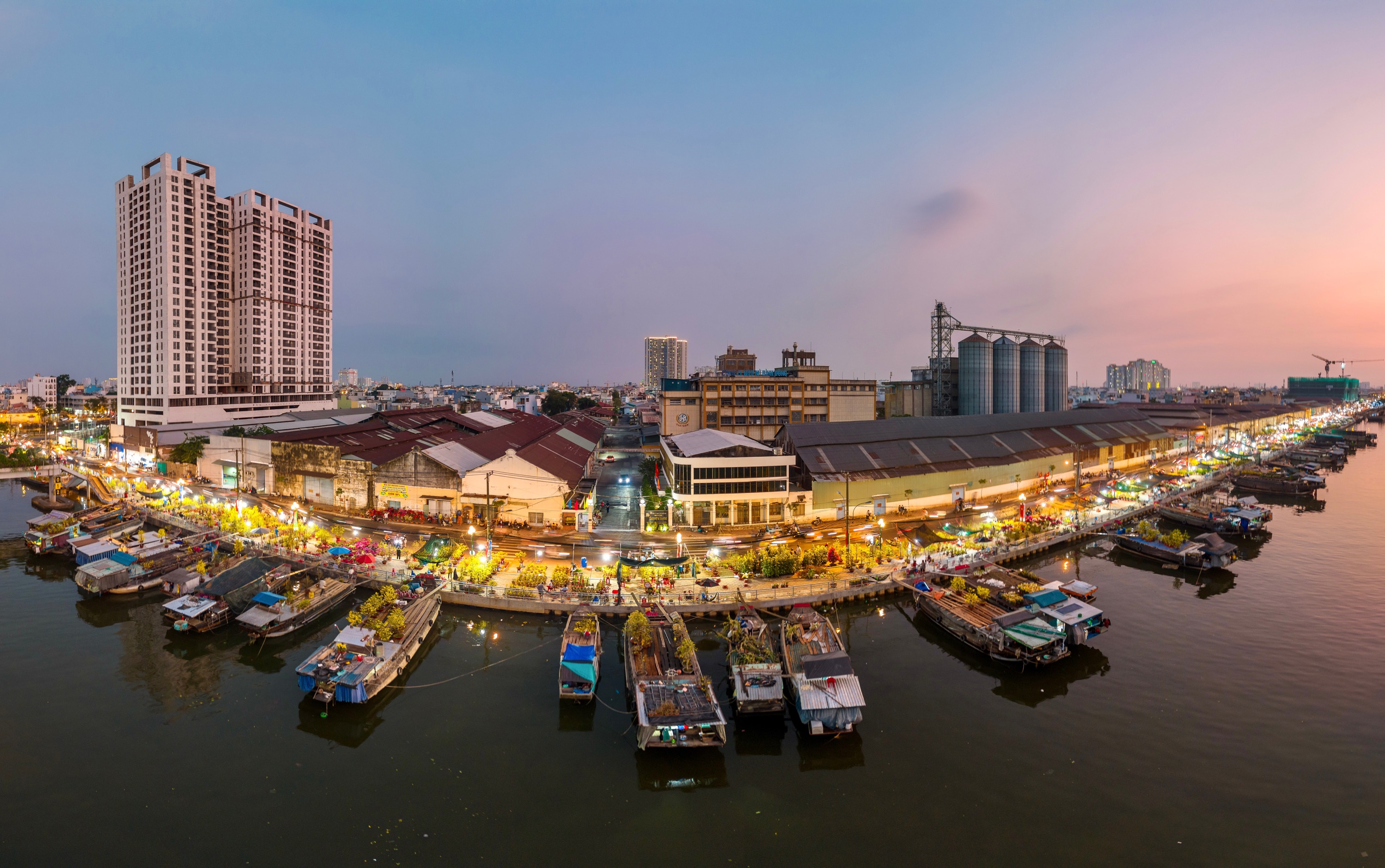Chợ hoa bến Bình Đông