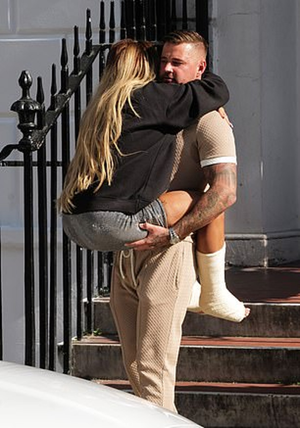 Bồ trẻ bế Katie Price đi khám - 2 Bồ trẻ bế Katie Price đi khám - 2