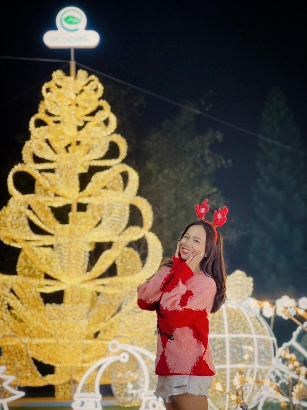 Ngôi làng cổ tích tại Ecopark thu hút nhiều du khách trong mùa Noel - 6 Ngôi làng cổ tích tại Ecopark thu hút nhiều du khách trong mùa Noel - 6