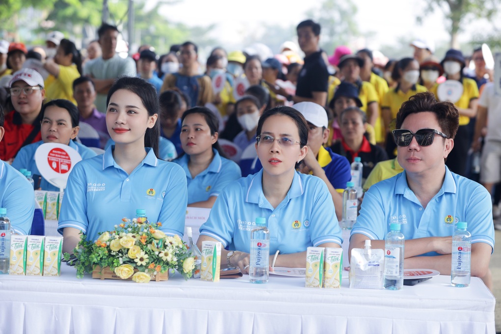Ca sĩ Nguyên Vũ, Quốc Đại đi bộ để giúp đỡ những hoàn cảnh khó khăn - 1 Ca sĩ Nguyên Vũ, Quốc Đại đi bộ để giúp đỡ những hoàn cảnh khó khăn - 1