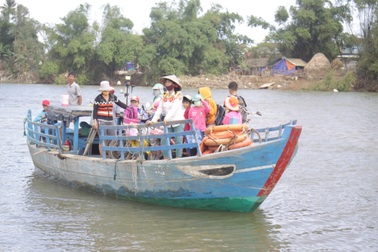 Chênh chao đò ngang đến trường