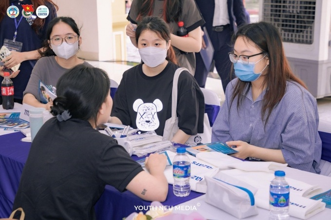 Chị Khánh Chi - Chuyên viên cấp cao Truyền thông & Phát triển Kinh doanh Mazars Việt Nam tư vấn cho các bạn sinh viên ngành Kế - Kiểm