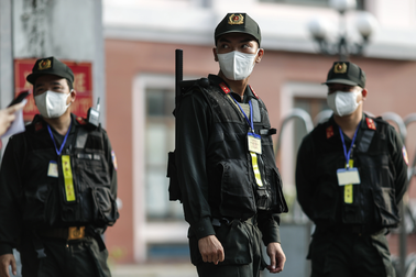 An ninh siết chặt nhiều vòng ở phiên tòa "dì ghẻ" hành hạ bé gái 8 tuổi