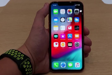 Cận cảnh chiếc smartphone iPhone XR mới ra mắt của Apple