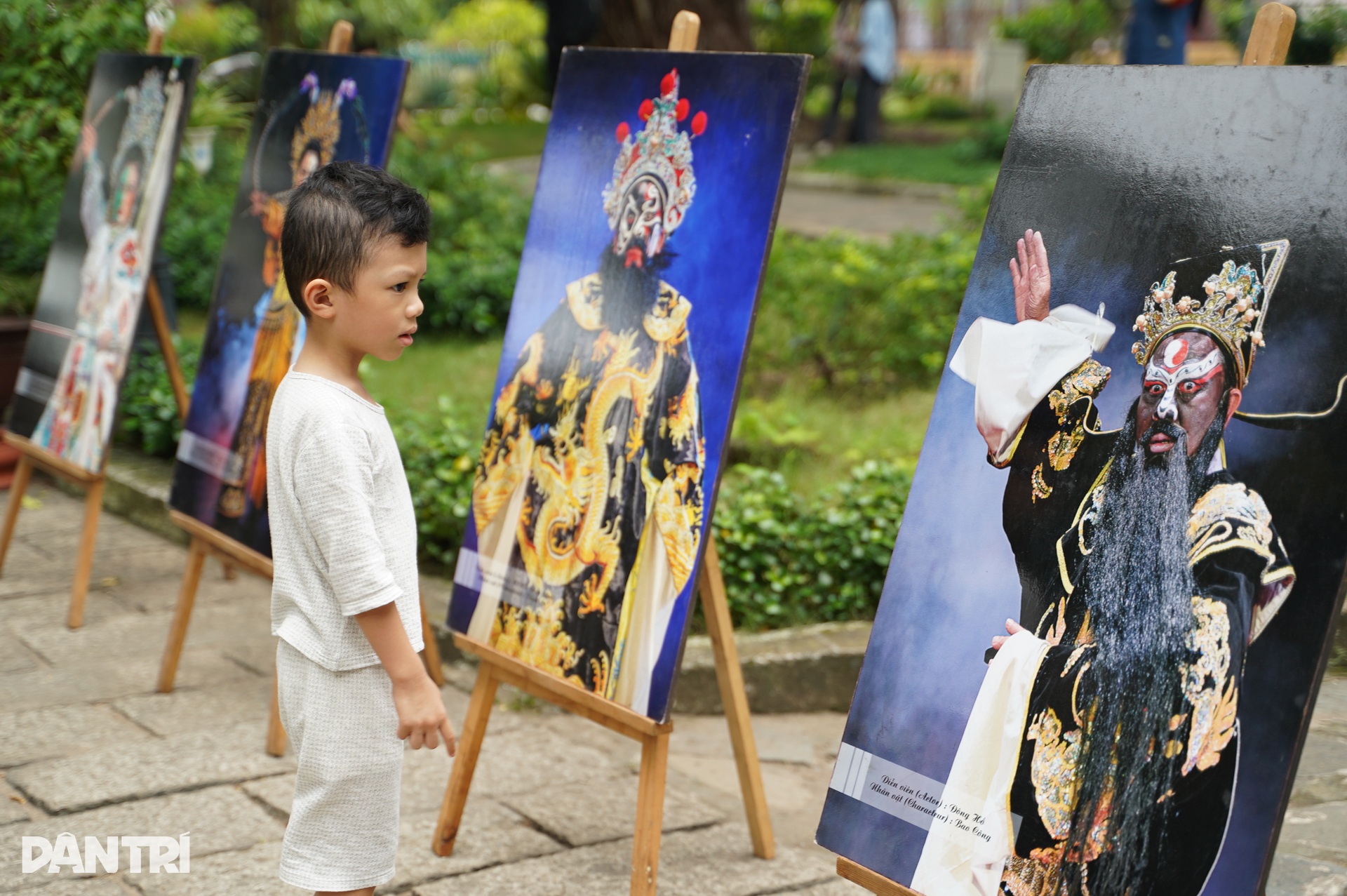 Triển lãm Tranh tối tranh sáng: Khi văn học dân gian khoác áo hiện đại - 11 Triển lãm Tranh tối tranh sáng: Khi văn học dân gian khoác áo hiện đại - 11