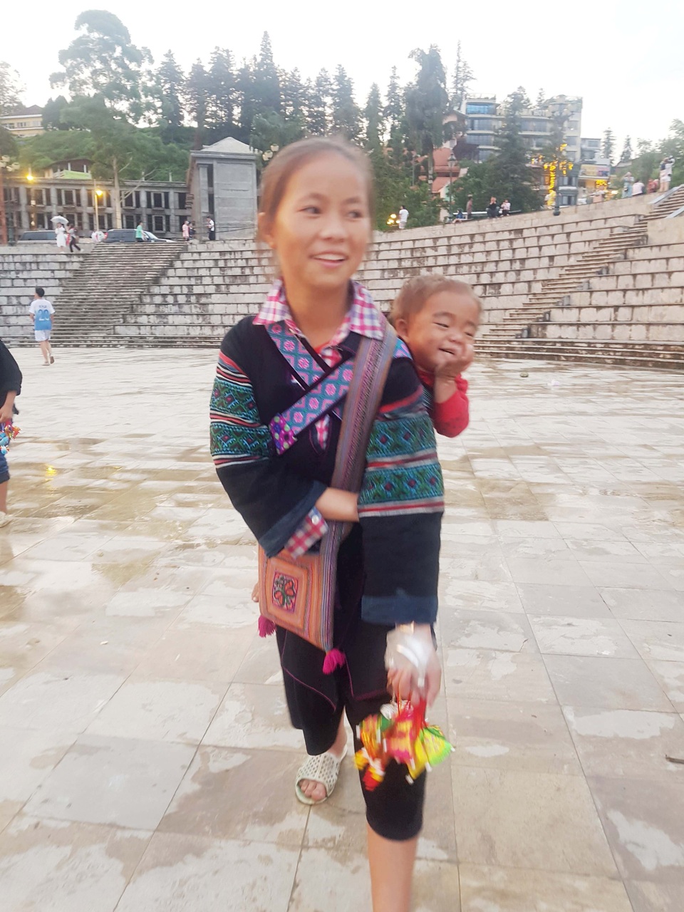 Những đứa trẻ nheo nhóc bán hàng rong mưu sinh ở Sa Pa - 14 Những đứa trẻ nheo nhóc bán hàng rong mưu sinh ở Sa Pa - 14