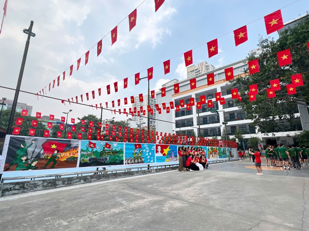 Hơn 500 bức tranh của học sinh Hà Nội mừng kỷ niệm ngày Giải phóng Thủ đô - 2 Hơn 500 bức tranh của học sinh Hà Nội mừng kỷ niệm ngày Giải phóng Thủ đô - 2